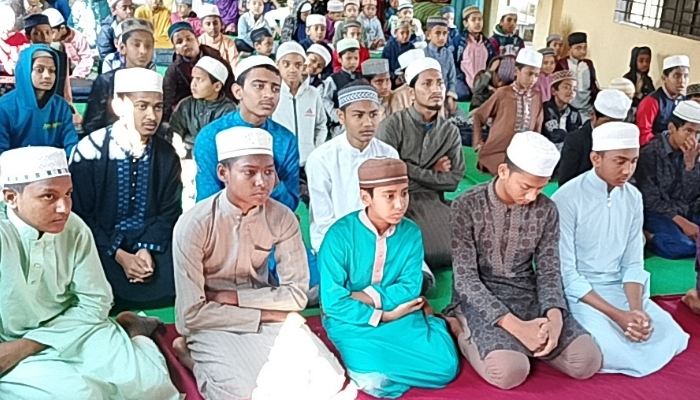 ঘাসিটুলায় জামিয়া ইসলামিয়া দারুল কুরআনের মতবিনিময় ও দোয়া মাহফিল