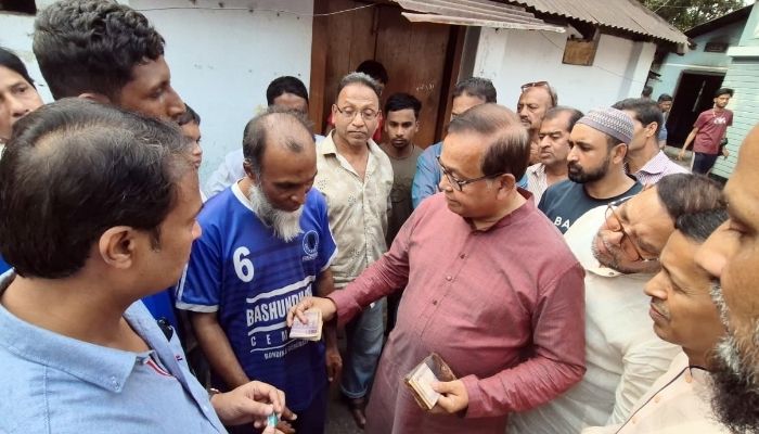 ভাতালিয়ায় অগ্নিকান্ডে ক্ষতিগ্রস্থদের পাশে ইমদাদ হোসেন চৌধুরী