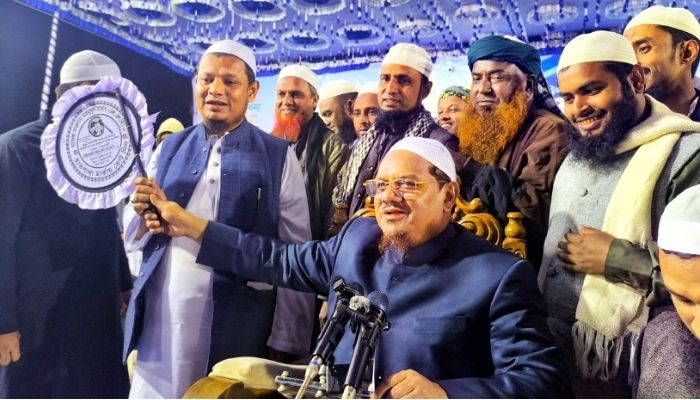 সিলেটে দলীয় প্রার্থীদের হাতে প্রতীক তুলে দিলেন চরমোনাই পীর