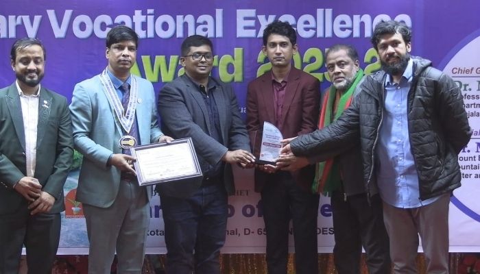 সাংবাদিকতায় অবদানের স্বীকৃতিতে অ্যাওয়ার্ড পেলেন সাকিব আহমদ মিঠু