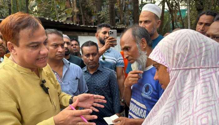 ভাতালিয়ায় অগ্নিকাণ্ডে ক্ষতিগ্রস্ত পরিবারকে কয়েস লোদীর সহায়তা