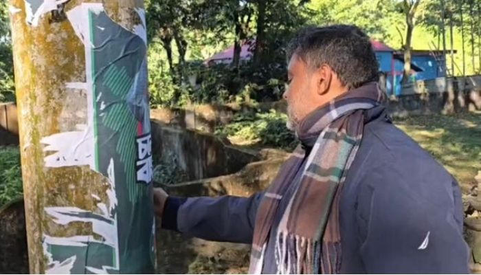 নিজের পোস্টার নিজেই সরালেন শিশির মনির