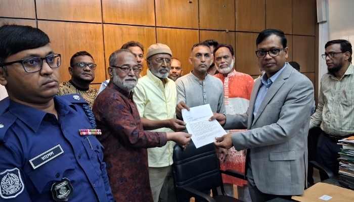 সিলেট জেলা স্টেডিয়ামে এককভাবে ফুটবল ফেডারেশনকে বরাদ্দের প্রতিবাদে স্মারকলিপি